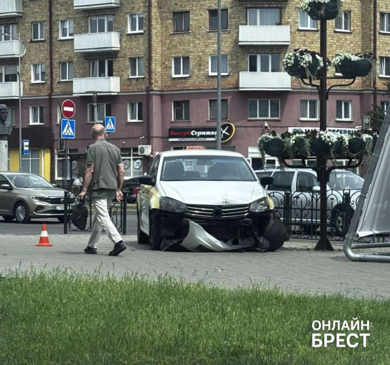Стало известно, кто стал виновником ДТП с участием такси в центре Бреста Стало известно, кто стал виновником ДТП с участием такси в центре Бреста