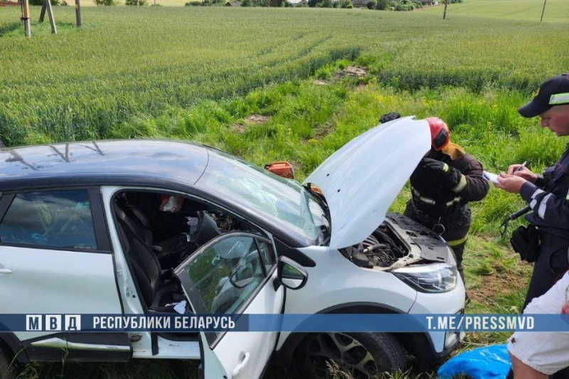 Два человека погибли на М1: автомобиль влетел в отбойник и перевернулся. Момент ДТП попал на видео Два человека погибли на М1: автомобиль влетел в отбойник и перевернулся. Момент ДТП попал на видео