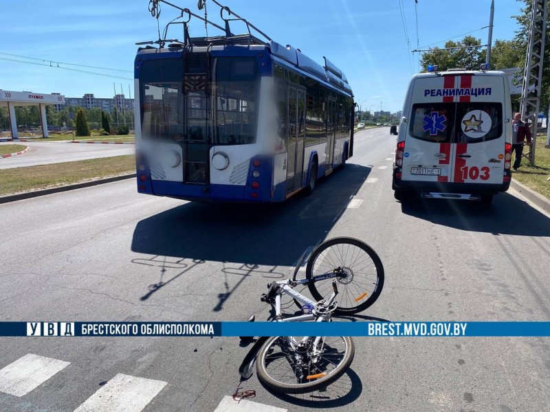 В Бресте водитель троллейбуса сбила велосипедистку