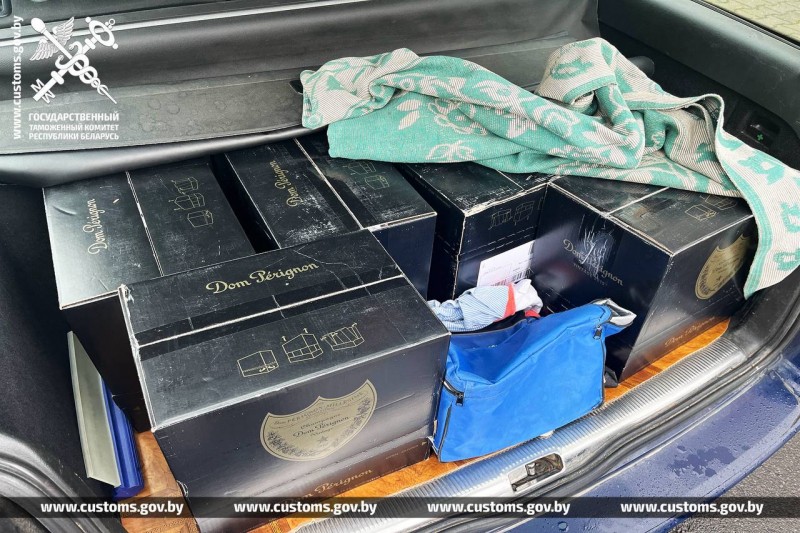 Брестские таможенники остановили машину, напичканную немаркированным элитным алкоголем