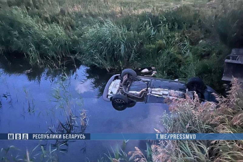 Трагедия в Беларуси: машина опрокинулась в мелиоративный канал — погибло два человека