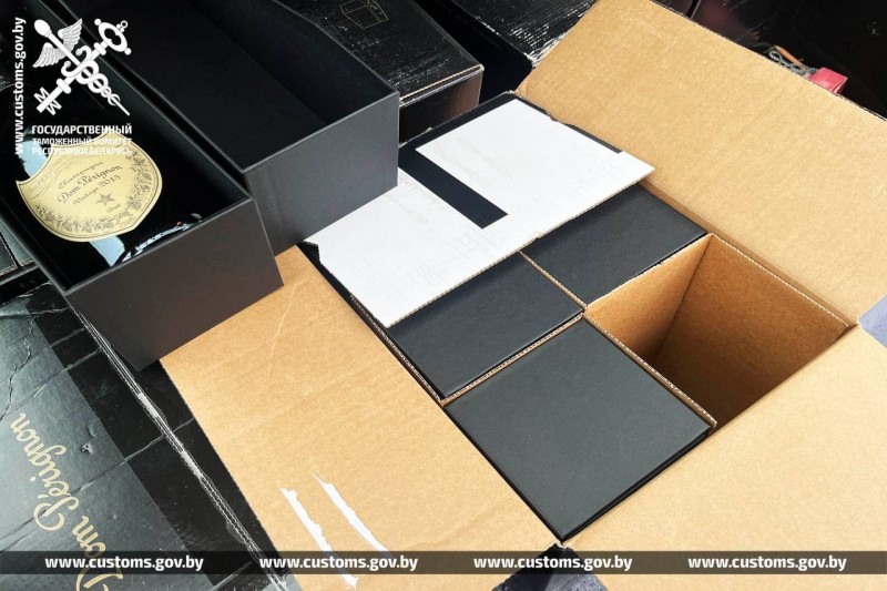 Брестские таможенники остановили машину, напичканную немаркированным элитным алкоголем