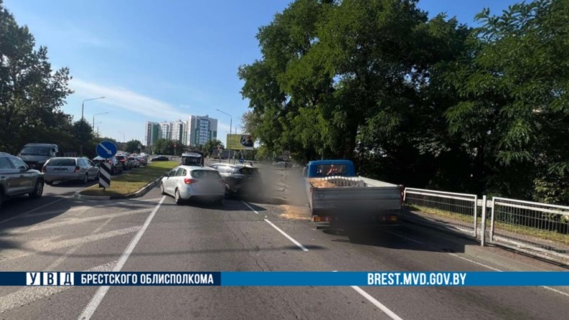 Цепное ДТП на Пионерской в Бресте: повреждены четыре автомобиля и ограждение