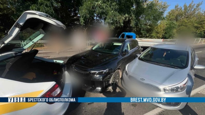 Цепное ДТП на Пионерской в Бресте: повреждены четыре автомобиля и ограждение